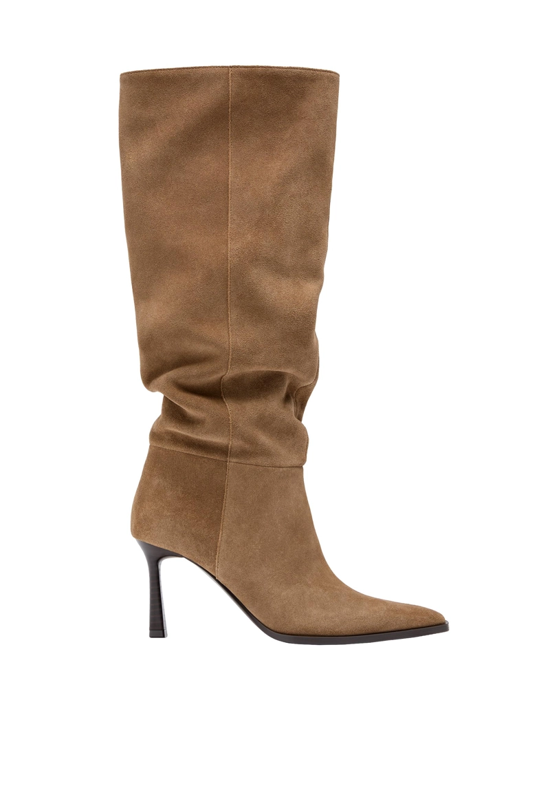 Высокие кожаные сапоги свободного кроя на каблуке