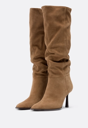 Высокие кожаные сапоги свободного кроя на каблуке- Заказать в России