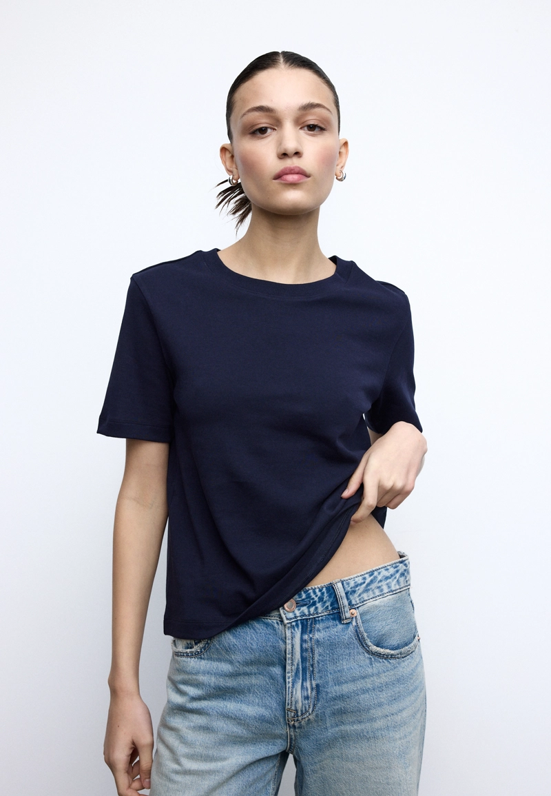 Базовая футболка классического кроя из плотного материала