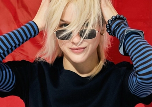 Базовая футболка классического кроя из плотного материала- Заказать в России