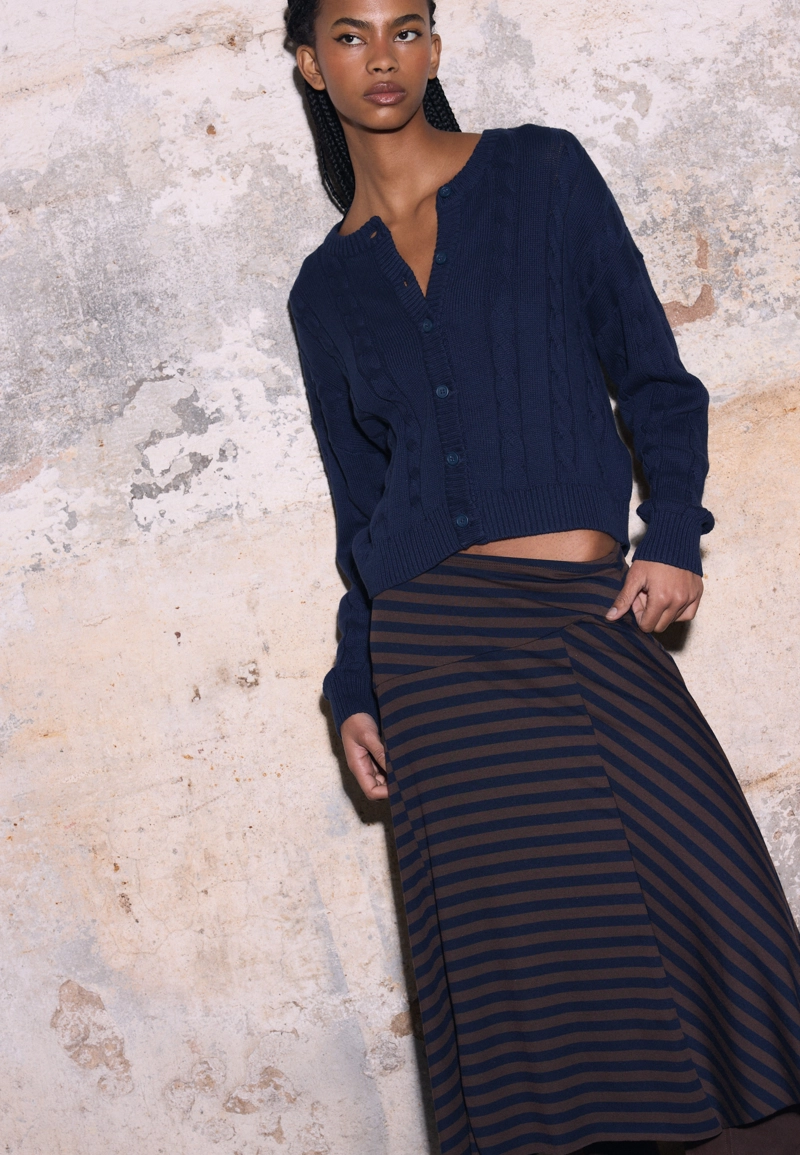 Вязаный кардиган с косами на пуговицах