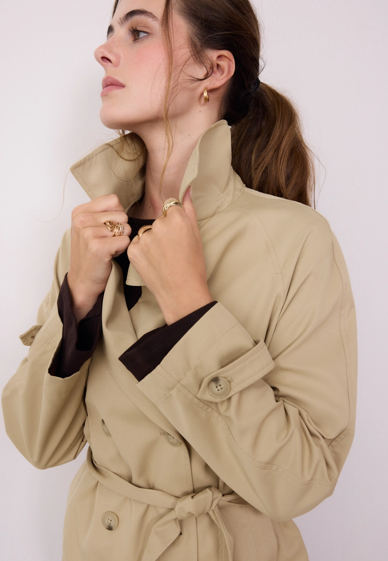 Короткий струящийся тренч с поясом