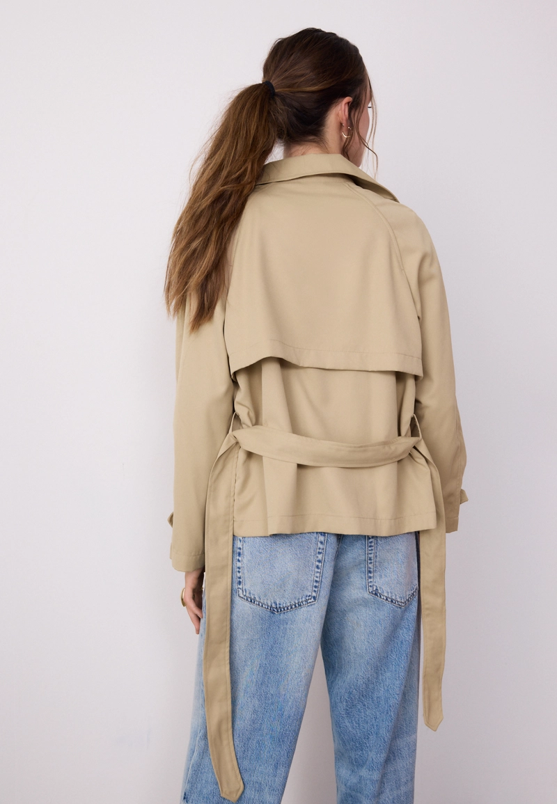 Короткий струящийся тренч с поясом