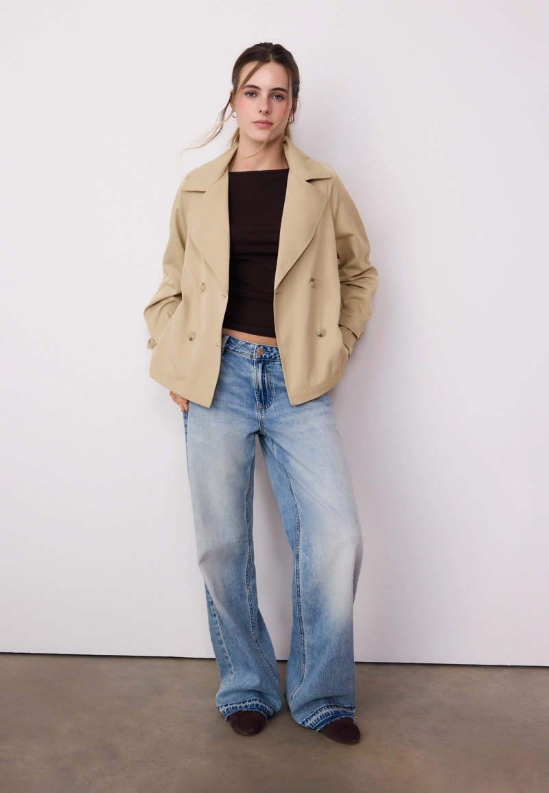 Короткий струящийся тренч с поясом