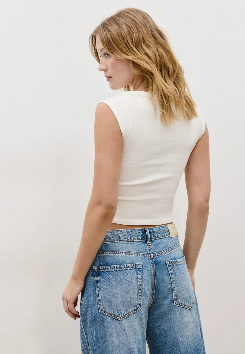 Базовая футболка с вырезом «лодочка»