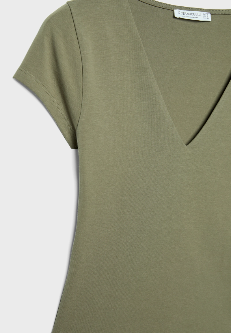 Футболка с короткими рукавами и V-образным вырезом