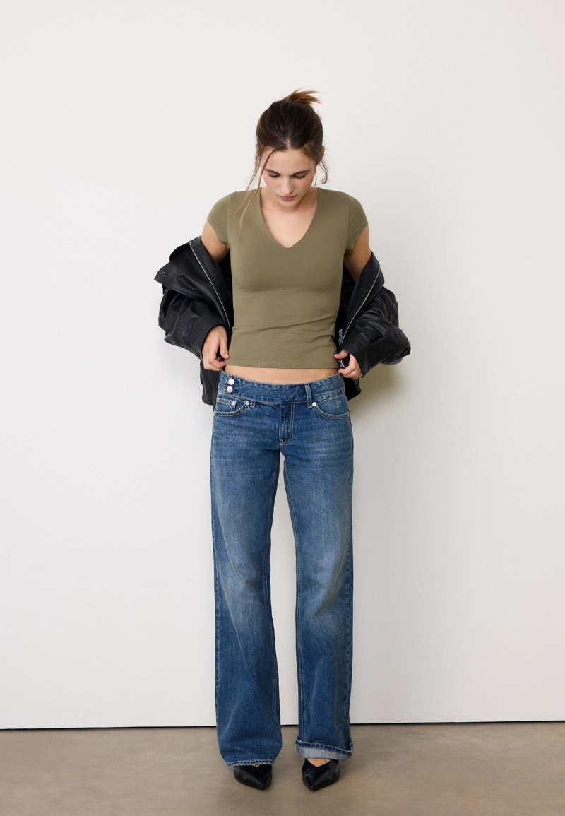 Футболка с короткими рукавами и V-образным вырезом