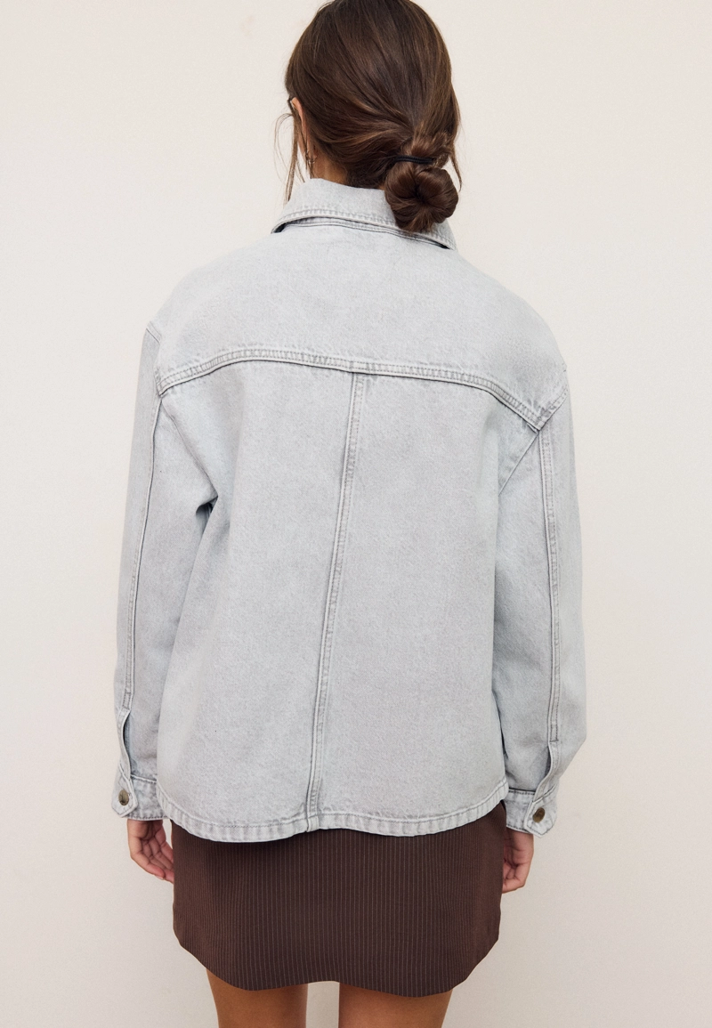 Джинсовая куртка с карманами