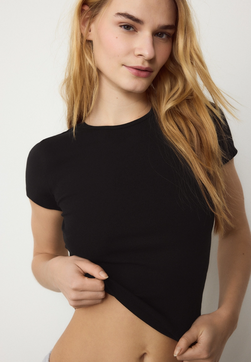 Базовая футболка зауженного кроя