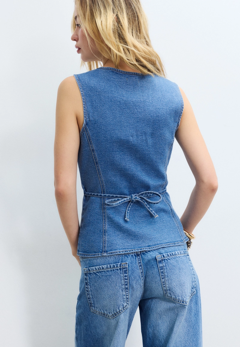 Приталенный джинсовый топ