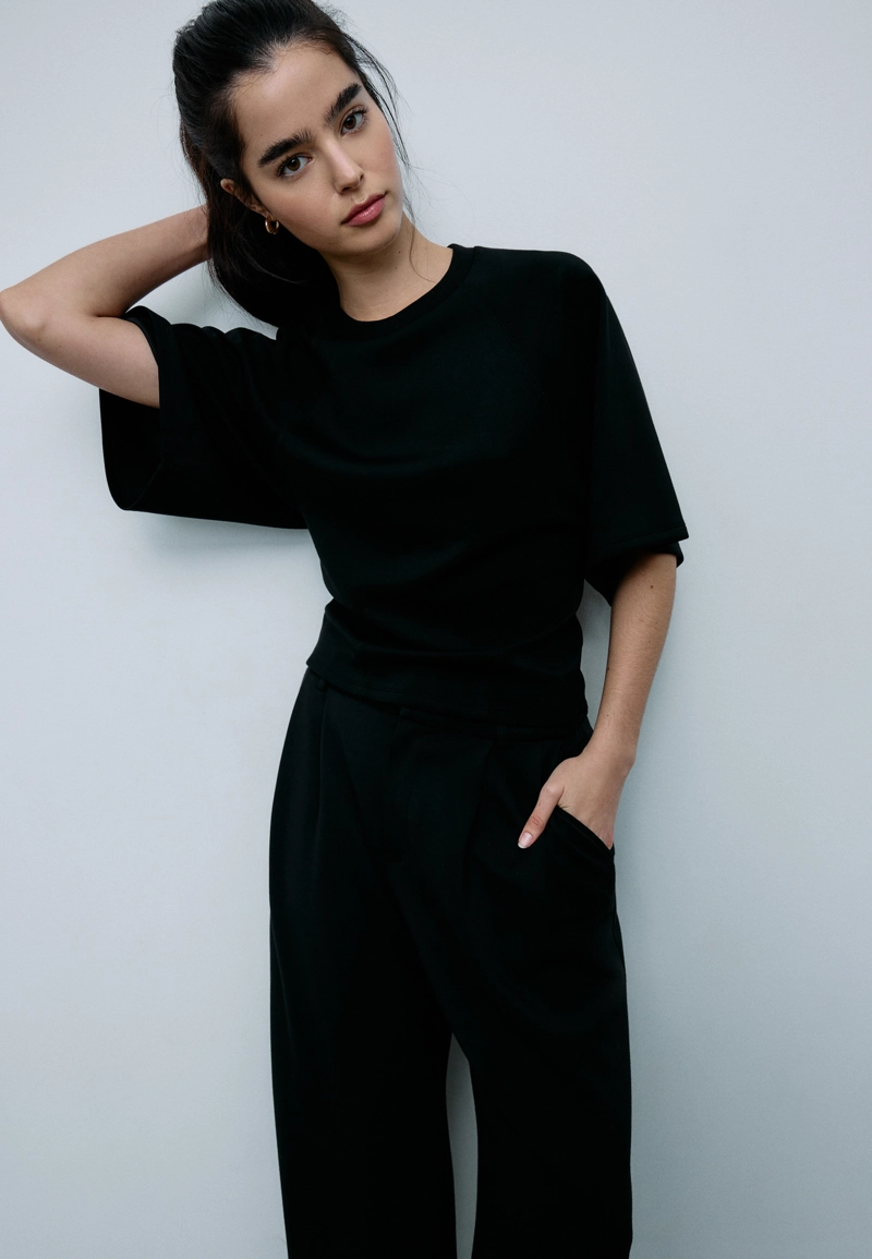 Футболка с короткими рукавами и мягкой на ощупь тканью