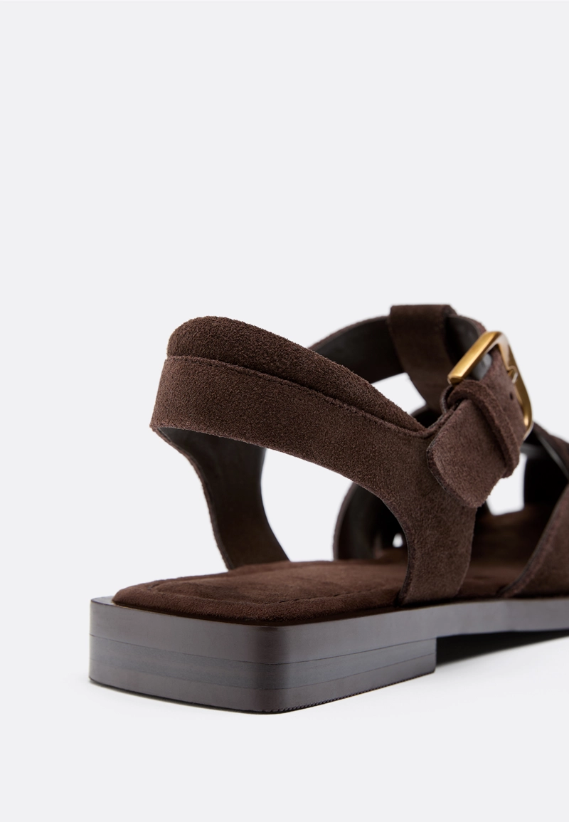 Кожаные сандалии с ремешками и пряжкой с заклепками