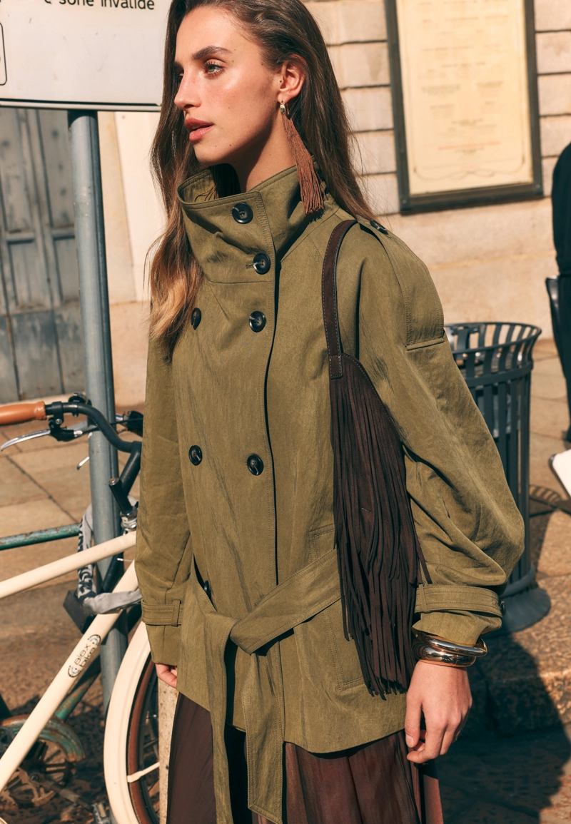 Короткий тренч с высоким воротником