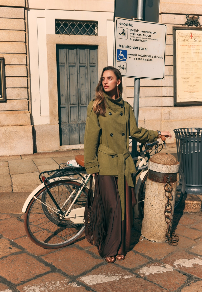 Короткий тренч с высоким воротником