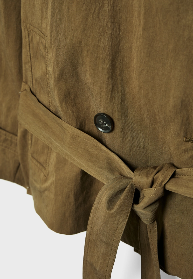 Короткий тренч с высоким воротником