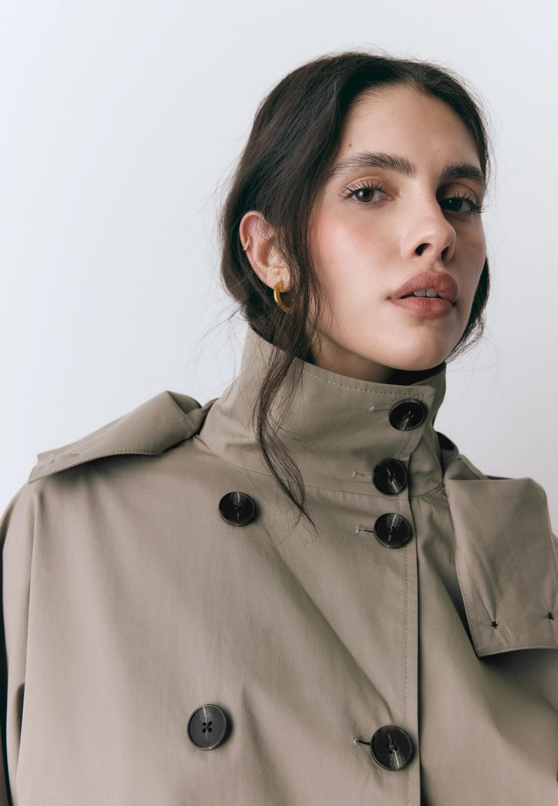 Короткий тренч со съемным капюшоном