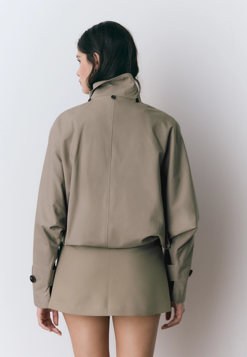 Короткий тренч со съемным капюшоном