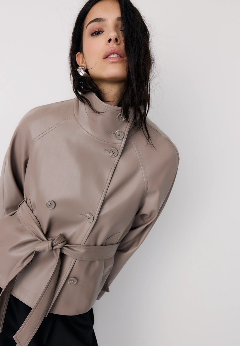 Тренч с высоким воротником из искусственной кожи