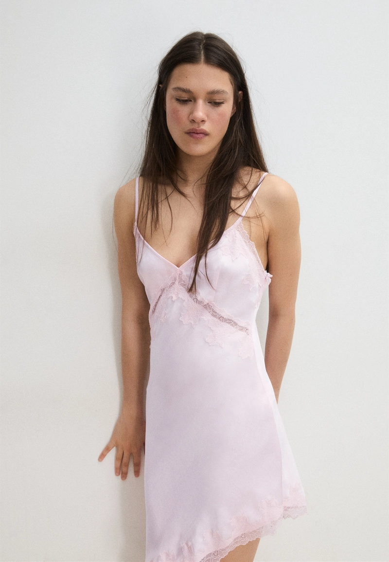 Короткое асимметричное платье с глянцевым блеском