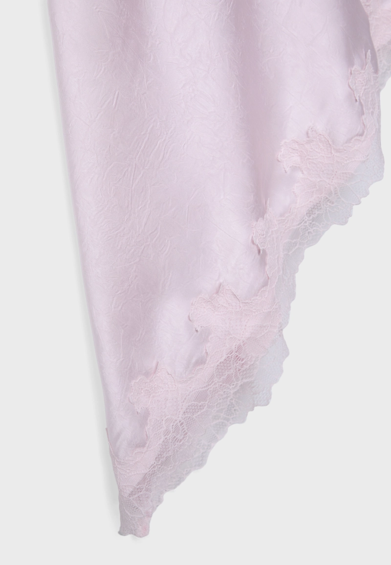 Короткое асимметричное платье с глянцевым блеском