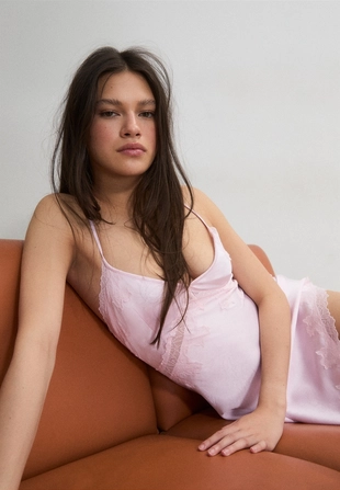 Короткое асимметричное платье с глянцевым блеском- Заказать в России