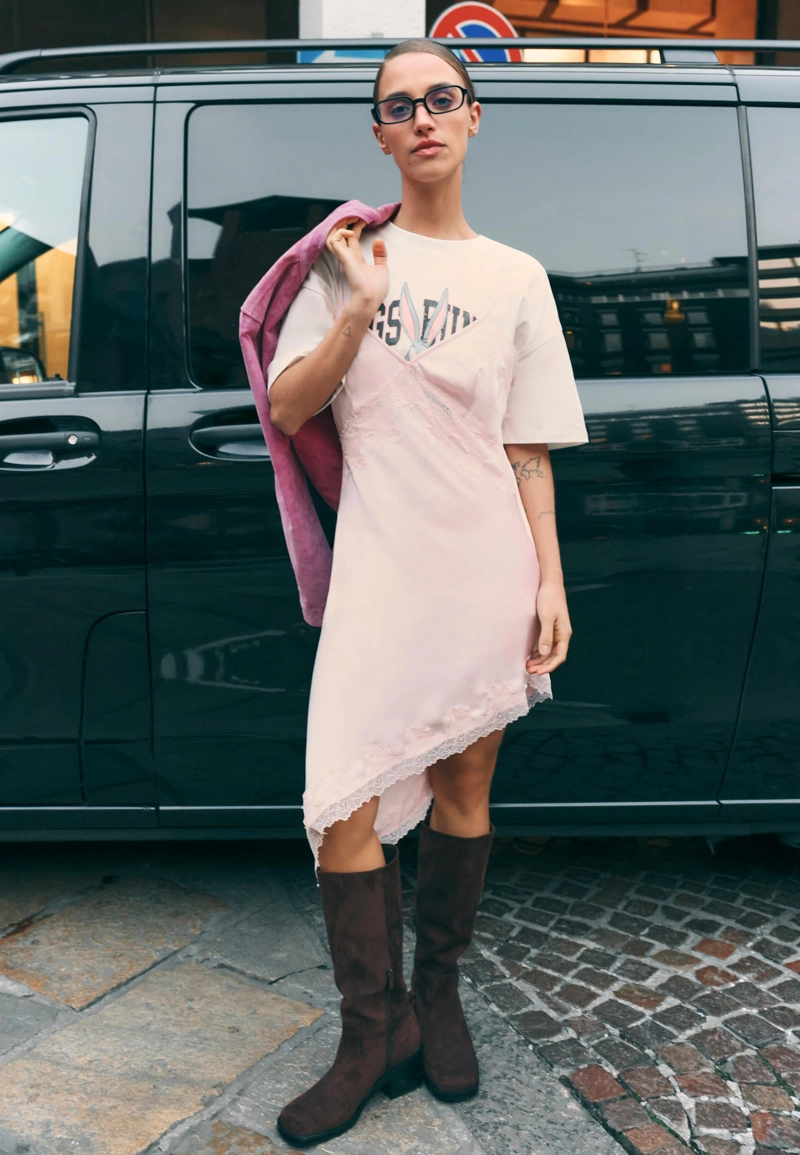 Короткое асимметричное платье с глянцевым блеском