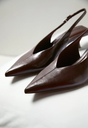 Vneck kitten heel shoes- Заказать в России