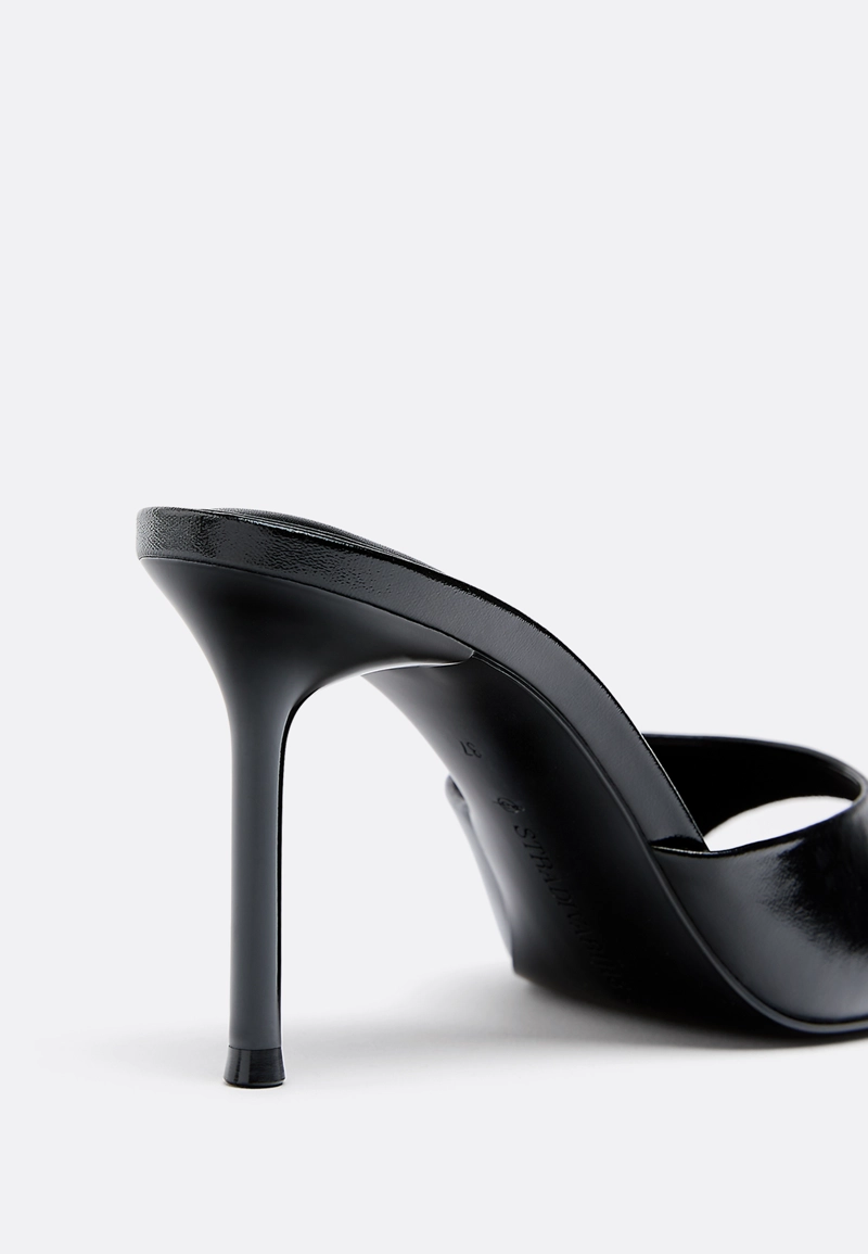 Босоножки на каблуке с прямой перемычкой