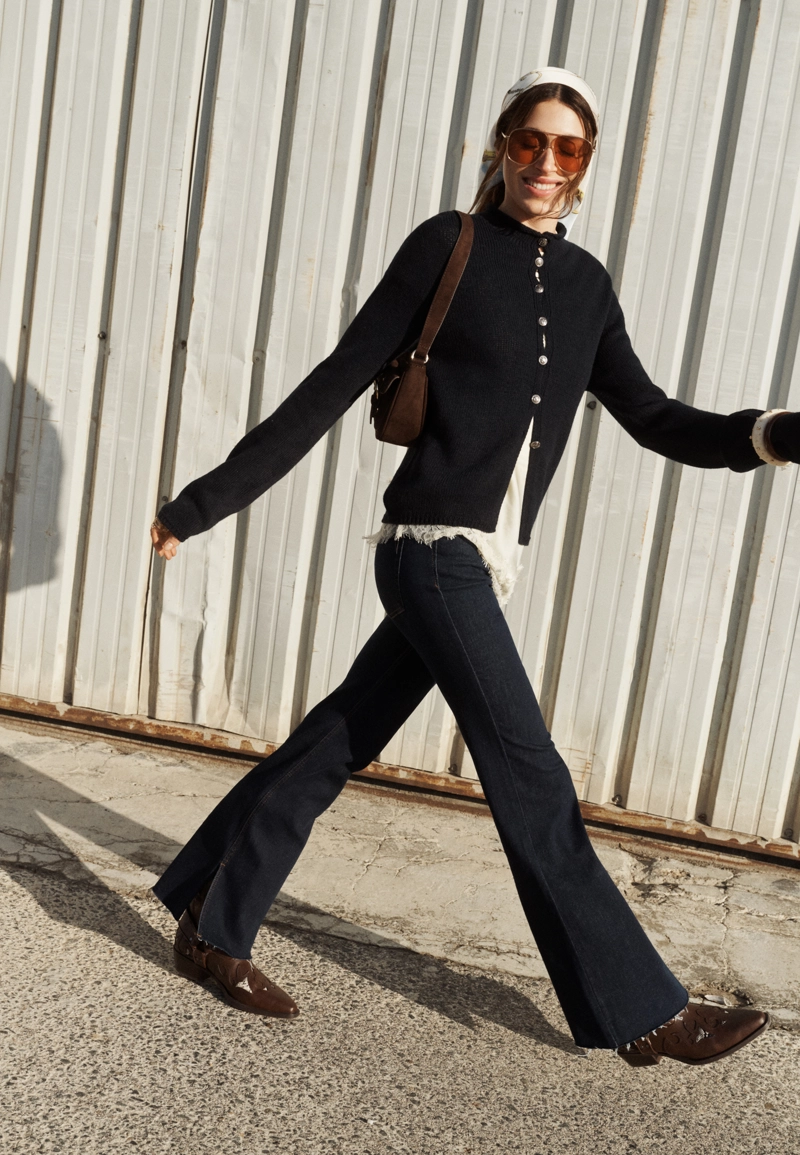 Джинсы клеш с разрезом D74