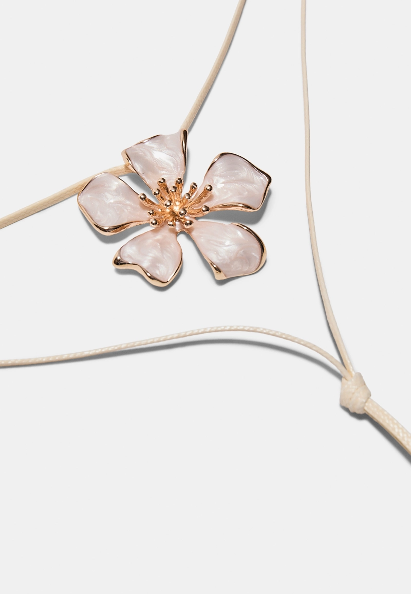 Ожерелье на шнурке с цветком