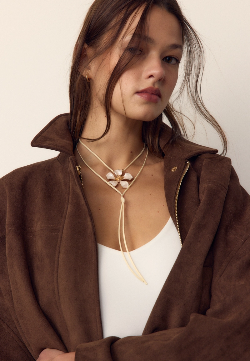 Ожерелье на шнурке с цветком