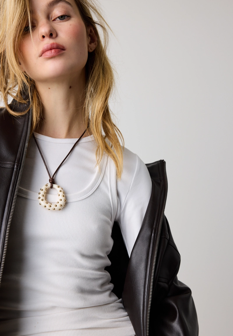 Колье на шнурке с подвеской