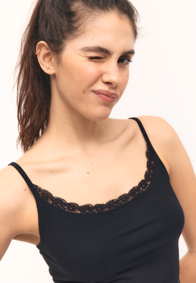 Топ на бретелях с кружевом