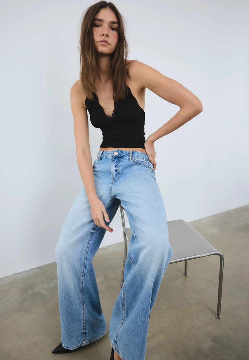 Топ с горловиной халтер и кружевом