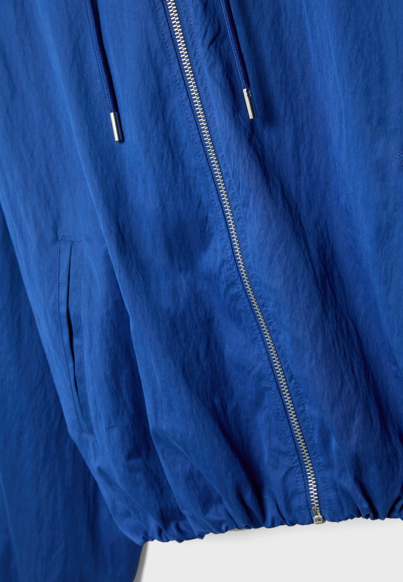 Нейлоновая куртка с капюшоном