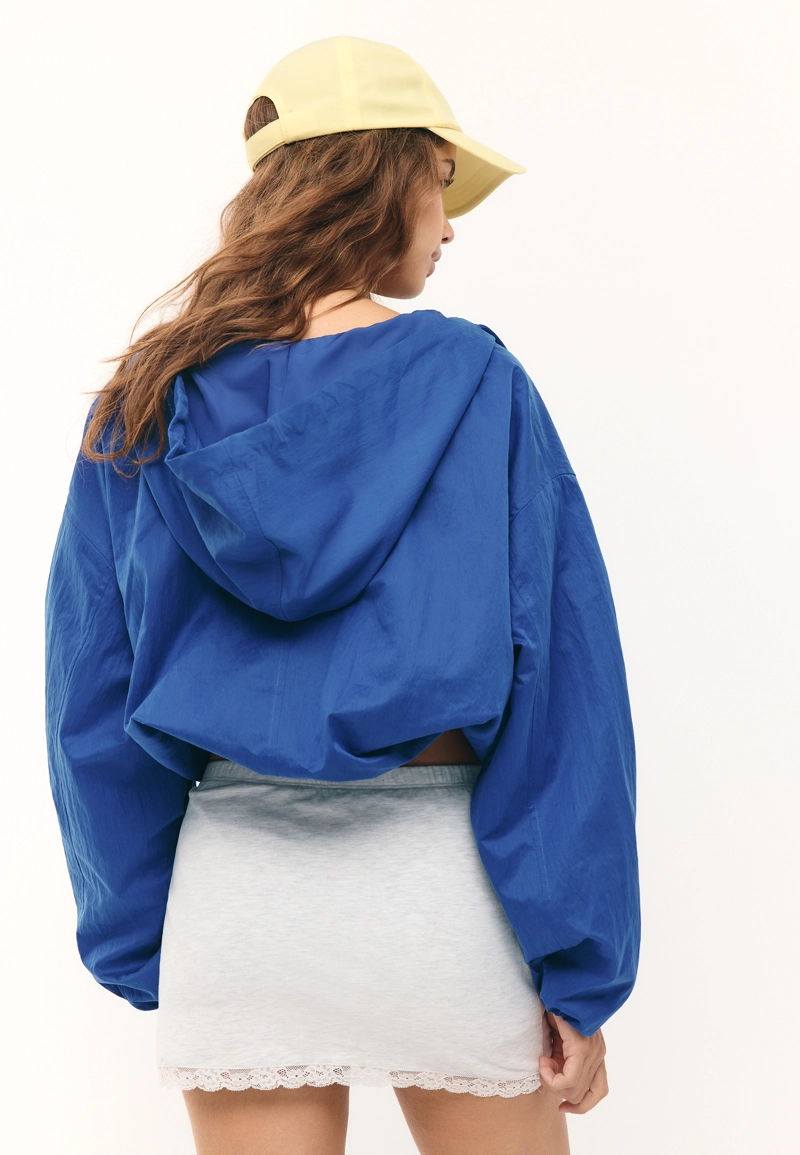 Нейлоновая куртка с капюшоном