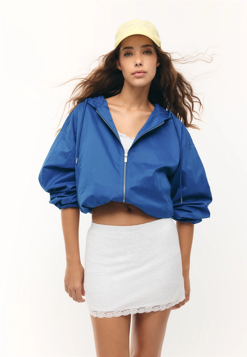 Нейлоновая куртка с капюшоном