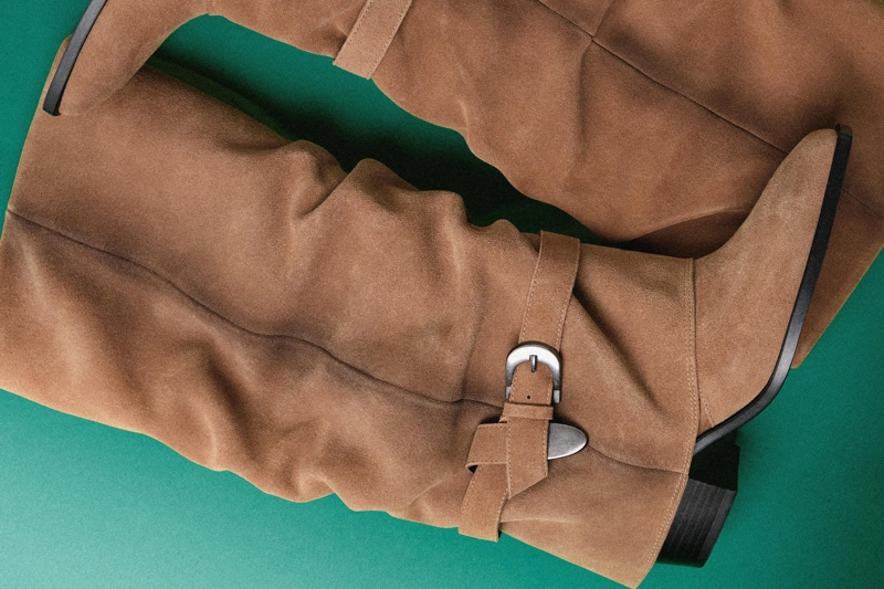 Кожаные сапоги-ботфорты на каблуке