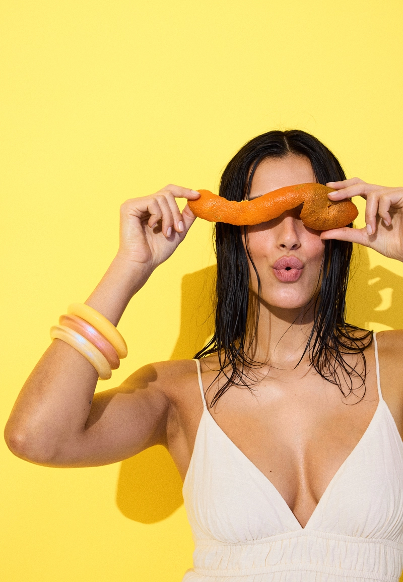 Короткое струящееся платье с завязкой на спине