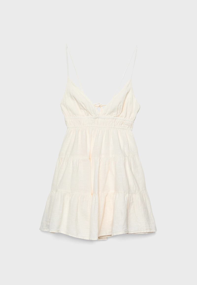 Короткое струящееся платье с завязкой на спине