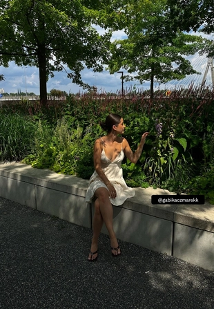 Короткое струящееся платье с завязкой на спине- Заказать в России