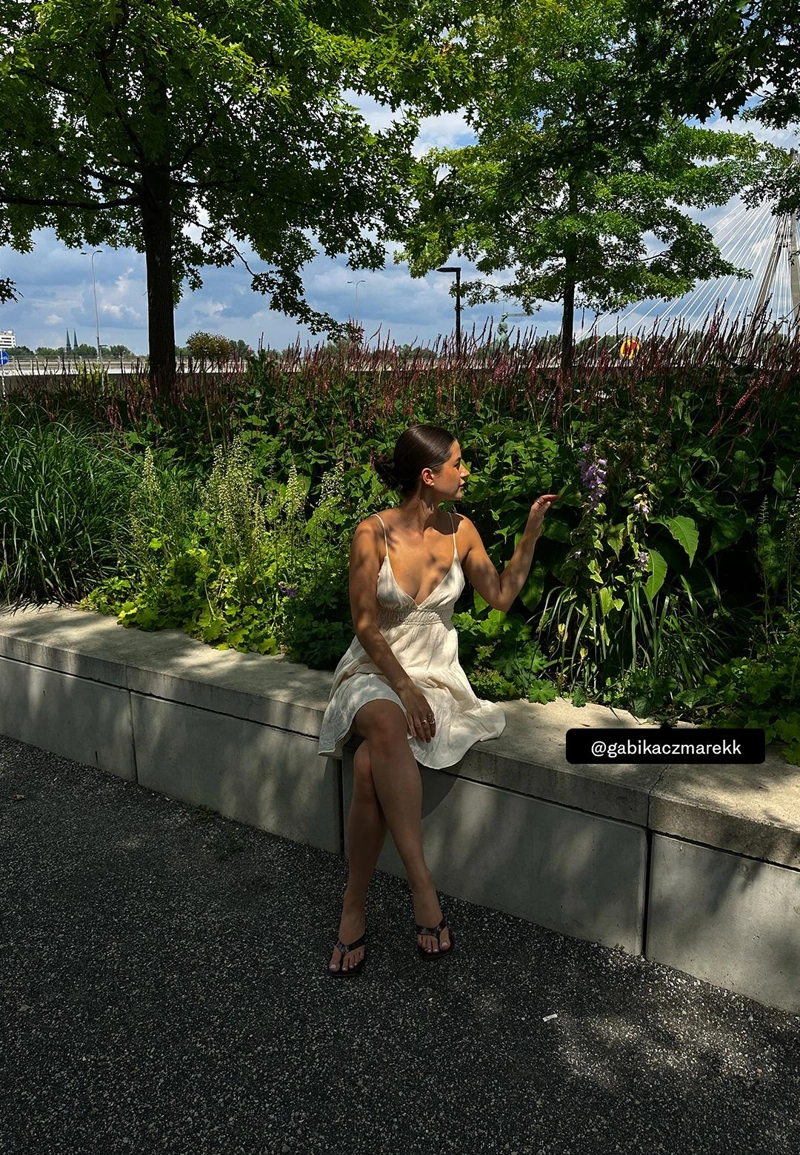 Короткое струящееся платье с завязкой на спине