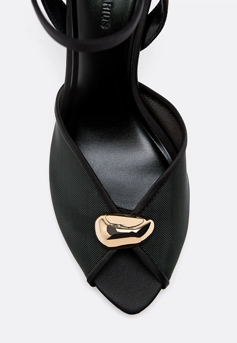 Босоножки на каблуке из сетки с металлическими деталями