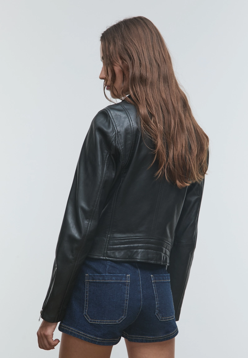 Кожаная куртка в байкерском стиле