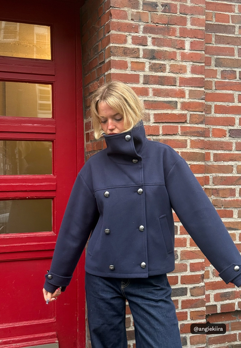 Куртка с высоким воротником и мягкой текстурой