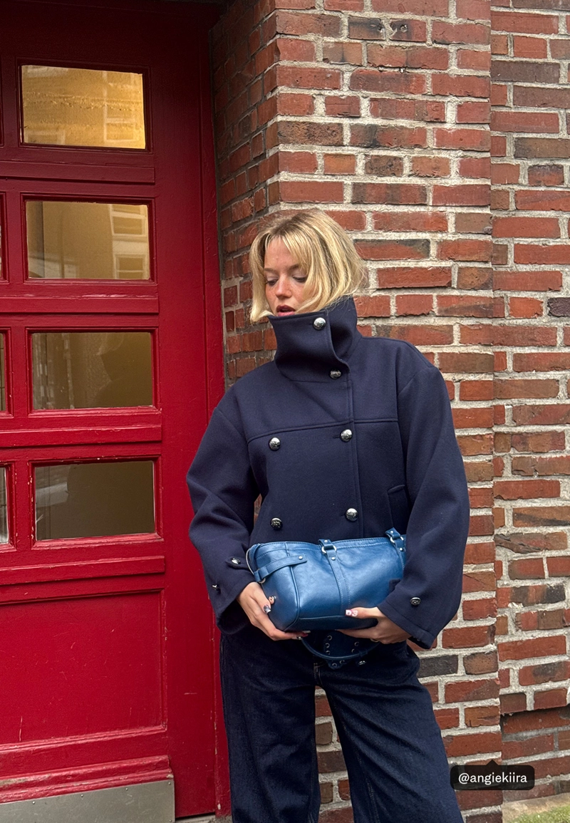 Куртка с высоким воротником и мягкой текстурой