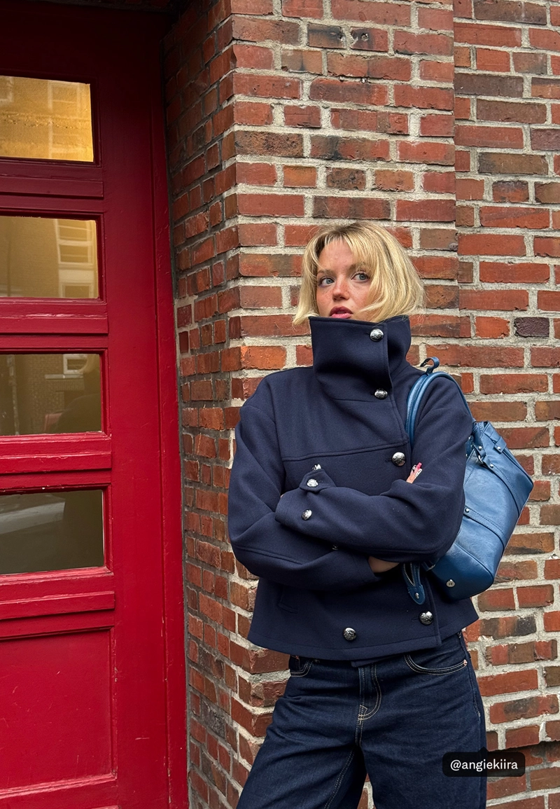 Куртка с высоким воротником и мягкой текстурой