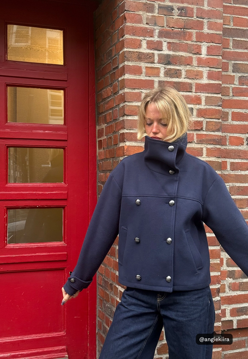 Куртка с высоким воротником и мягкой текстурой