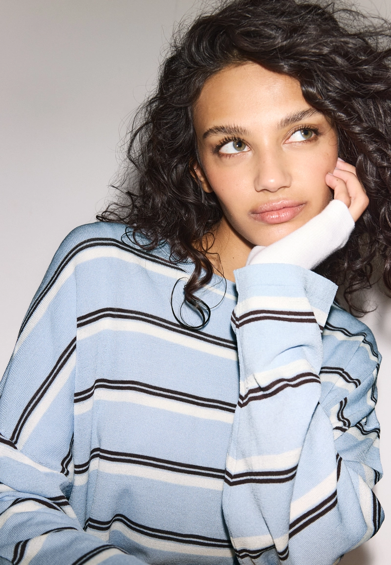 Тонкий трикотажный свитер в полоску