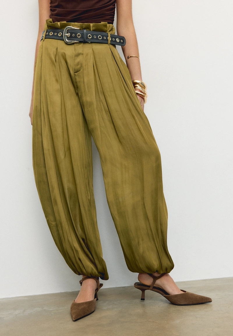 Атласные брюки с низкой проймой и поясом